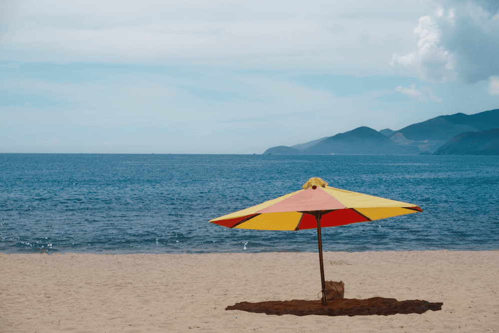 The white sand and crystal-clear water of Hon Tam offer an ideal space to immerse yourself in nature (Source: Pexels)